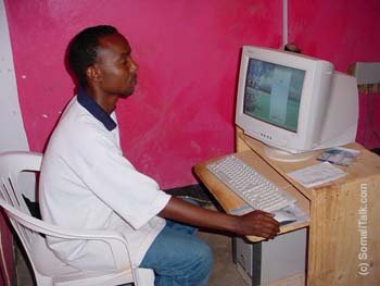 Dhalinyaradii oo ay isticmaalayaan Internetka