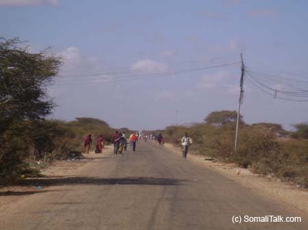 Dadweyna u ordaya xerooyinkii ay ka baxeen ciidamada